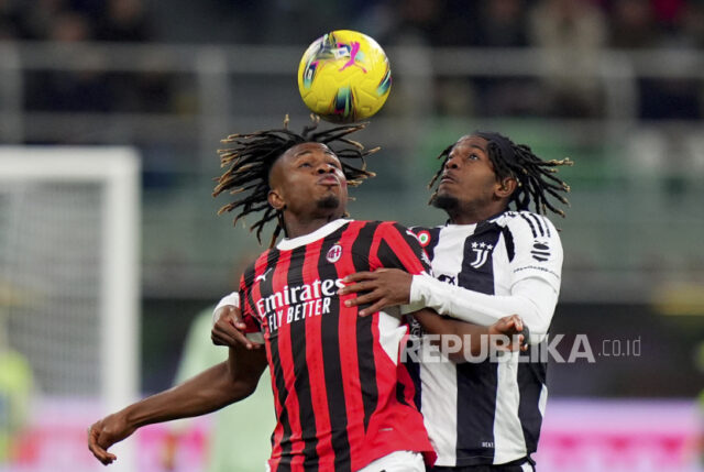 Winger AC Milan Samuel Chukwueze (kiri) dan pemain Juventus Samuel Mbangula berebut bola selama pertandingan sepak bola Serie A Liga Italia di Stadion San Siro, Milan, Italia, Ahad, 23 November 2024 dini hari WIB. 