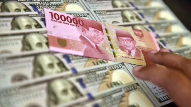 Nilai tukar rupiah melemah 0,98 persen ke Rp16.254 per dolar AS di perdagangan pasar spot pada Kamis (19/12) pagi.