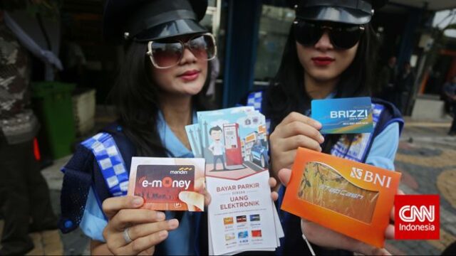 Pemerintah mengenakan PPN atas biaya jasa transaksi menggunakan uang elektronik maupun dompet digital (e-wallet).