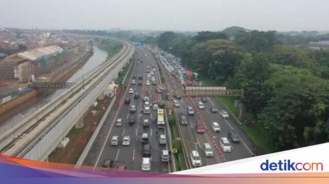 يتم تنفيذ طريق Contraflow KM 47 - KM 65 Japek Toll Road خلال عطلة عيد الميلاد اليوم
