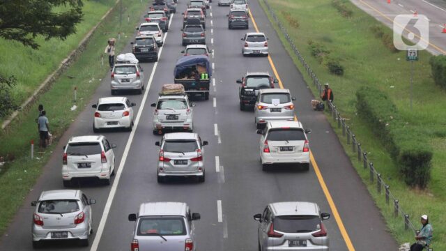 H-1 في عطلة عيد الميلاد، تزداد حركة المرور عند بوابة Trans Java Toll Gate
