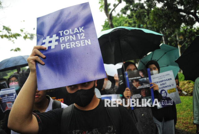 Sejumlah orang melakukan aksi  demonstrasi di seberang Istana Merdeka, Jakarta, Kamis (19/12/2024). Dalam aksinya mereka menolak kenaikan Pajak Pertambahan Nilai (PPN) 12 persen pada 2025. Menurut mereka kenaikan PPN tersebut akan tetap memberatkan masyarakat karena berpengaruh terhadap kenaikan harga.