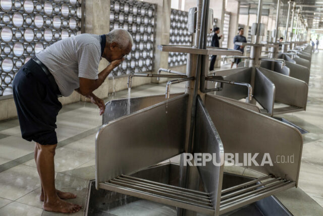 Seorang warga menggunakan air untuk berwudhu di Masjid Istiqlal, Jakarta, Senin (29/4/2024). 