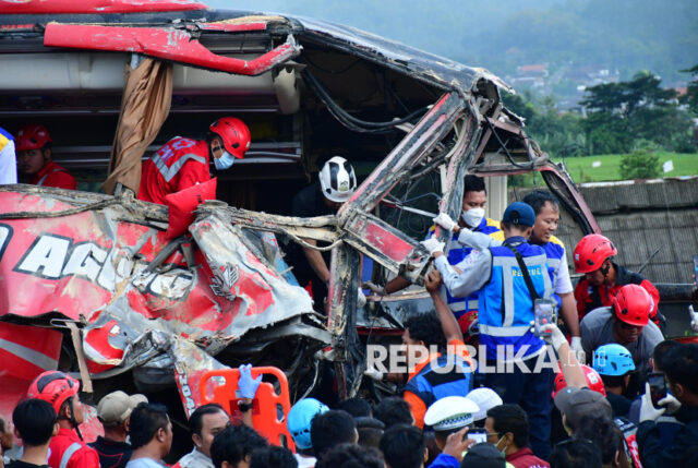 Sejumlah petugas melakukan proses evakuasi bus pariwisata yang terlibat kecelakaan di KM 77+200 Jalan Tol Pandaan-Malang, Lawang, Kabupaten Malang, Jawa Timur, Senin (23/12/2024). Berdasarkan data temuan awal Polres Malang, kecelakaan bus pariwisata dan truk tersebut menyebabkan empat orang meninggal dunia. 