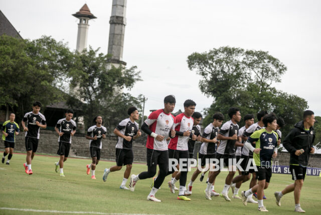 Sejumlah pesepak bola timnas Indonesia mengikuti latihan jelang pertandingan Asean Cup 2024 di Stadion Sriwedari, Solo, Jawa Tengah, Rabu (18/12/2024). Timnas Indonesia akan bertanding melawan timnas Filipina dalam penyisihan grup B Asean Cup 2024 di Stadion Manahan pada Sabtu (21/12). 