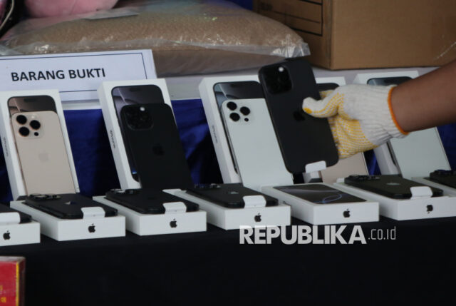 Petugas menata barang bukti Iphone 16 ProMax sebelum dimusnahkan di Kantor Bea Cukai Soekarno Hatta, Tangerang, Banten, Jumat (29/11/2024). Bea Cukai Bandara Soekarno Hatta berhasil menegah 102 unit Iphone 16 ProMax dan produk Apple lainnya senilai Rp714 juta, penegahan dilakukan karena belum adanya izin edar dan izin jual produk Apple tersebut dari pemerintah Indonesia. 