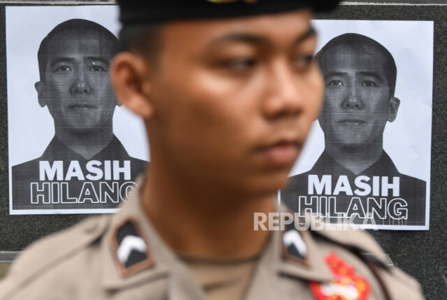 Sejumlah poster buronan Harun Masiku ditempelkan oleh para aktivis Indonesia Corruption Watch (ICW) di depan Gedung Merah Putih KPK, Jakarta, Senin (15/1/2024).