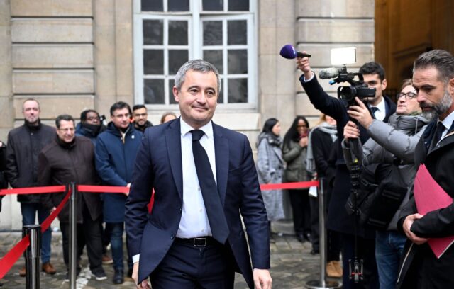 Le nouveau ministre français de la Justice, Gérald Darmanin, quitte les lieux à la fin d