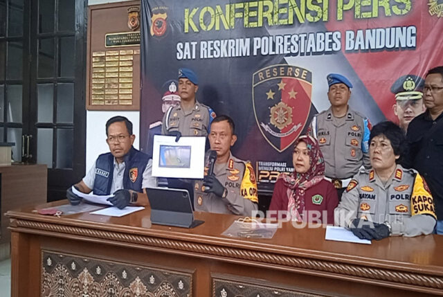 Konferensi pers penyelidikan kasus mahasiswi UPI yang ditemukan meninggal dunia karena jatuh dari lantai dua Gedung Gymnasium UPI, Sabtu (28/12/2024). 