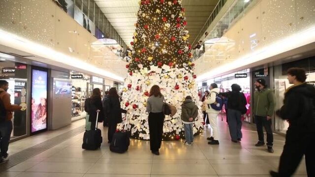 عيد الميلاد، بطاقات وأمنيات معلقة على الشجرة في محطة تيرميني في روما - إيطاليا
