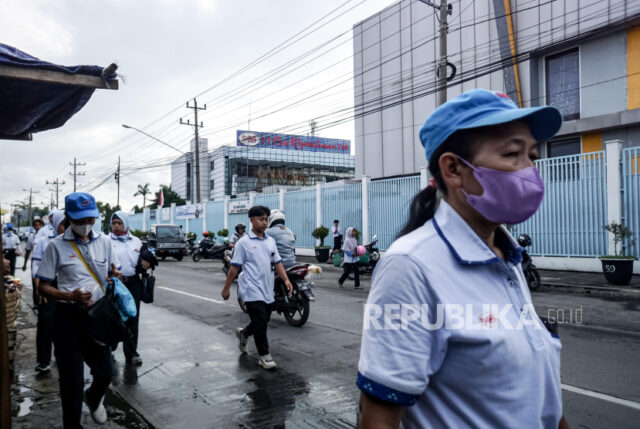 Buruh berjalan keluar dari pabrik PT Sri Rejeki Isman Tbk (Sritex) di Sukoharjo, Jawa Tengah, Kamis (24/10/2024).