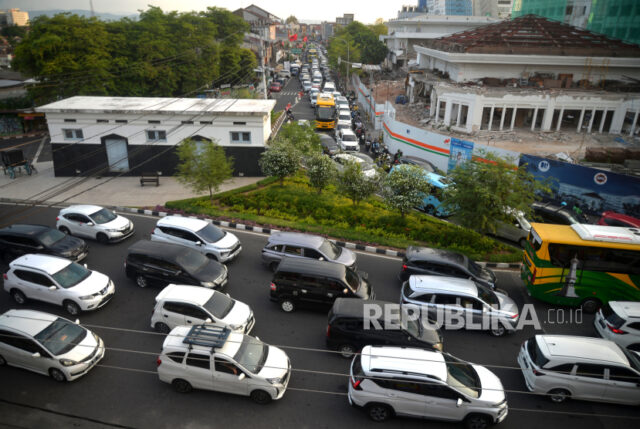 Pengendara terjebak macet di jalan menuju kawasan wisata Malioboro, Yogyakarta, Ahad (24/12/2023). Puncak Arus Mudik Nataru Diprediksi 21 Desember 2024