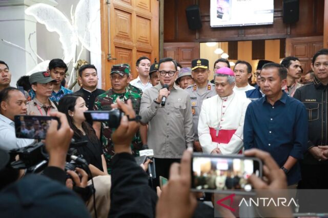 Deputy minister visits Bandung churches to ensure Christmas safety