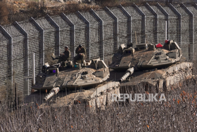 Tentara Israel di atas tank di sepanjang Jalur Alpha yang memisahkan Dataran Tinggi Golan yang dianeksasi Israel dari Suriah, di kota Majdal Shams, Senin, 9 Desember 2024.