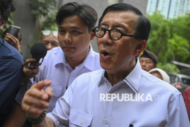 Menteri Hukum dan HAM periode 2019-2024 Yasonna Laoly (kanan) berjalan keluar melalui pintu belakang usai menjalani pemeriksaan di Gedung Merah Putih KPK, Jakarta, Rabu (18/12/2024). Komisi Pemberantasan Korupsi (KPK) memeriksa Yasonna Laoly sekitar 7 jam sebagai saksi atas kasus suap pergantian antarwaktu (PAW) yang menjerat eks kader PDI-P Harun Masiku. 