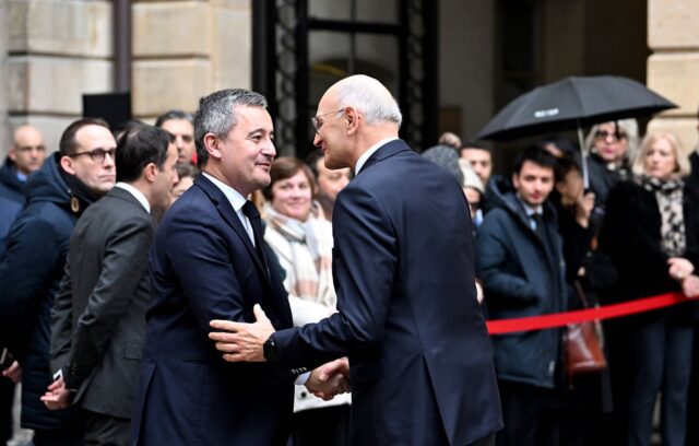 Le ministre français de la Justice sortant, Didier Migaud, accueille Gérald Darmanin, avant la cérémonie de passation des pouvoirs au ministère de la Justice à Paris, le 24 décembre 2024.