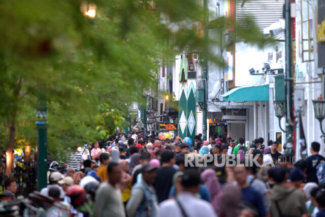 Wisatawan memadati jalur pedesterian Malioboro, Yogyakarta. Menurut survei, Yogyakarta menjadi salah satu destinasi wisata akhir tahun favorit.