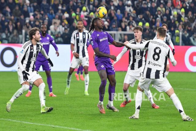 Penyerang Fiorentina Moise Kean (tengah) dijaga para pemain Juventus dalam pertandingan Serie A Liga Italia.