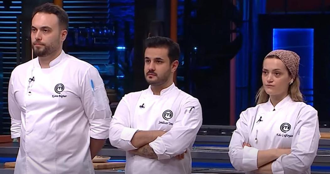 تم الإعلان عن المتأهل الثاني للتصفيات النهائية لبرنامج MasterChefte، حذر سميح وإيدا وكرم سومر الشيف: سيذهب شخص واحد إلى النهائي بشرف، وسيقول شخصان وداعًا