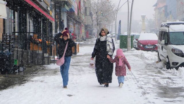 كان Muş أبيض: 15 طريق قرية مغلق للنقل
