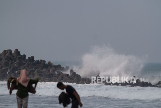 Wisatawan bermain di tepi Pantai Glagah, Kulonprogo, DI Yogyakarta, Rabu (3/4/2023). 