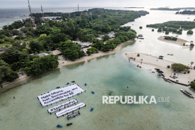 Foto aerial saat aktivis dan warga membentangkan spanduk raksasa dalam aksi damai kreatif di Pulau Pari, Kepulauan Seribu, Jakarta, Senin (11/11/2024). 