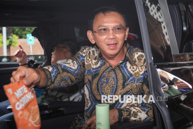 Mantan Komisaris Utama PT Pertamina (Persero) Basuki Tjahaja Purnama alias Ahok (kanan) berada di dalam mobilnya usai menjalani pemeriksaan di Gedung Merah Putih KPK, Jakarta, Kamis (9/1/2025). KPK memeriksa Ahok selama satu jam sebagai saksi kasus dugaan korupsi pengadaan liquefied natural gas (LNG) 2011-2021 yang melibatkan mantan Direktur Utama PT Pertamina periode 2009-2014 Karen Agustiawan. 