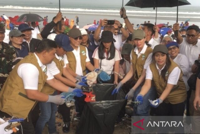 Four ministers partake in Kuta Beach clean-up activity