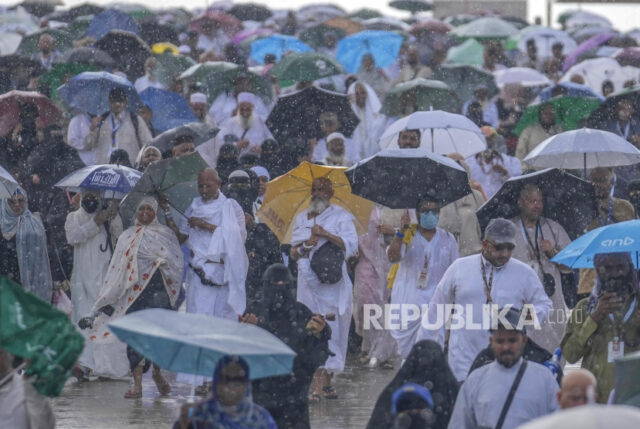 Jamaah haji berjalan untuk melakukan jumroh aqobah ditengah guyuran hujan di Makkah, Senin (17/6/2024). Kota Mekkah diguyur hujan deras. Peristiwa langka itu terjadi pada Senin (17/6/2024) pukul 16.00 Waktu Arab Saudi (WAS), bersamaan dengan jamaah haji melakukan mabit di Mina dan melontar jumroh.