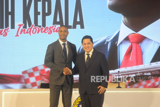 Pelatih Baru Timnas Indonesia Patrick Kluivert bersalaman dengan Ketua PSSI Erick Thohir usai press conference di Jakarta, Ahad (12/1/2025).