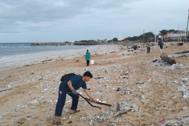 Indonesia targets river pollution to combat marine debris