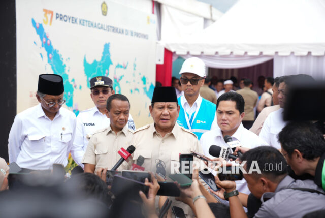 Presiden Prabowo Subianto bersama Menteri BUMN Erick Thohir, Menteri ESDM Bahlil Lahadalia, Menteri Pekerjaan Umum (PU) Dody Hanggodo dan Dirut PLN Darmawan Prasodjo saat meresmikan Proyek Strategis Ketenagalistrikan di 18 Provinsi yang dilakukan di Pembangkit Listrik Tenaga Air (PLTA) Jatigede di Kabupaten Sumedang, Jawa Barat, Senin (20/1/2025). PLTA Jatigede resmi beroperasi secara penuh yang dibangun oleh PT PLN (Persero) dengan kapasitas 2 X 55 MegaWatt (MW) serta hadirnya PLTA ini meningkatkan bauran energi dari sumber energi baru terbarukan (EBT) sebesar 110 MW yang mampu mengaliri listrik ke 71.923 rumah. 