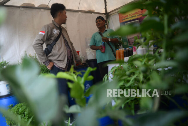 Sejumlah pengunjung melihat produk daur ulang dalam Festival Ekonomi Sirkular. 