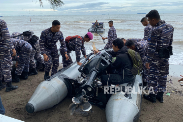 Marinir TNI AL bersiap bertolak dari Tanjung Pasir untuk membongkar Pagar Laut, Sabtu (18/1/2025).