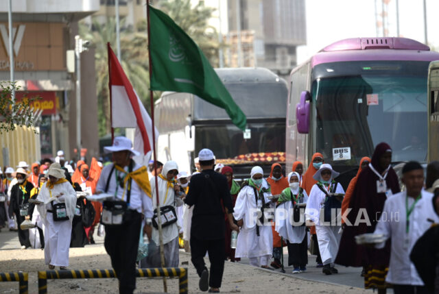 Calon jamaah haji Indonesia berjalan menuju hotelnya di Makkah, Arab Saudi, Sabtu (8/6/2024). 