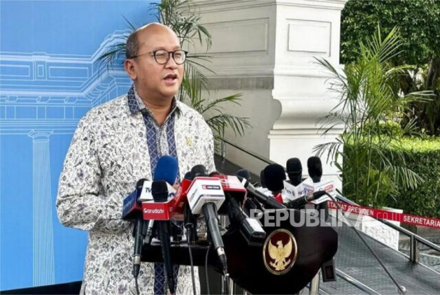 Menteri Investasi dan Hilirisasi/Kepala Badan Penanaman Modal (BKPM) Rosan Perkasa Roeslani memberikan keterangan di Istana Kepresidenan, Jakarta Pusat, Kamis (2/1/2025).