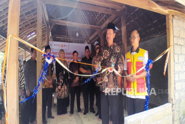 Kepala Kantor Kementerian Agama Kabupaten Gunungkidul H. Mukotip meresmikan program Dapur Gizi di Dusun Ngrombo 2, Kalurahan Balong, Kabupaten Gunungkidul, Jumat (10/1/2025).