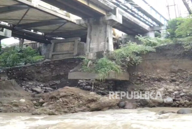 Fondasi Jembatan Cipager di Kecamatan Sumber, Kabupaten Cirebon, terkikis akibat banjir bandang yang terjadi pada Jumat (17/1/2025) malam. 