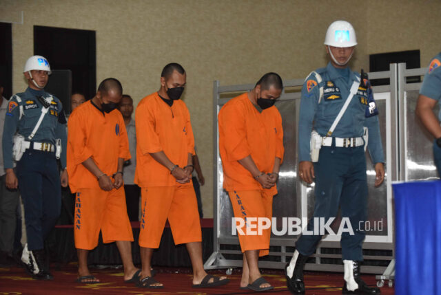 Ketiga tersangka dikawal petugas saat konferensi pers pelimpahan berkas perkara dan penyerahan tersangka pelaku penembakan pemilik rental mobil di Markas Puspomal, Jakarta, Rabu (15/1/2025). 