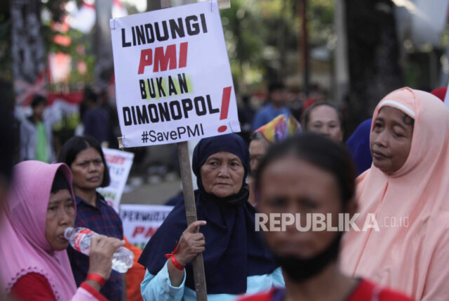 Massa yang tergabung dalam Solidaritas Perjuangan Pekerja Migran Indonesia melalukan aksi di kawasan Patung Kuda, Jakarta, Senin (31/7/2023).