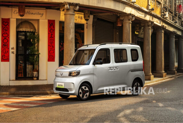 Gaya eksterior Wuling Zhiguang EV memiliki nuansa mobil kei khas Jepang. Namun, mobil listrik Tiongkok ini lebih besar dari mobil kei biasa.