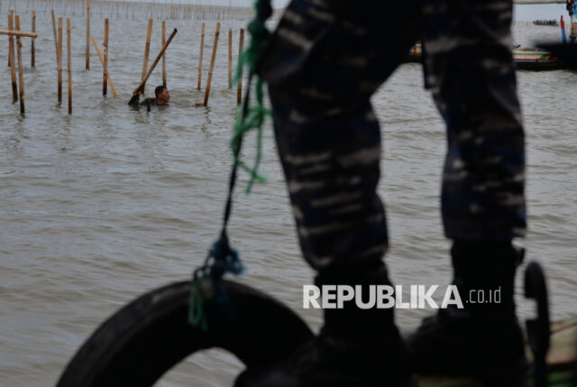 Personil TNI AL bersama warga membongkar pagar laut di Perairan Tanjung Pasir, Kabupaten Tangerang, Banten, Sabtu (18/1/2025). TNI Angkatan Laut bersama dengan nelayan membongkar pagar laut misterius sepanjang 30,16 km di Kabupaten Tangerang, secara manual. Pembongkaran pagar laut dipimpin langsung oleh Komandan Pangkalan Utama AL (Danlantamal) III Jakarta Brigadir Jenderal (Mar) Harry Indarto.