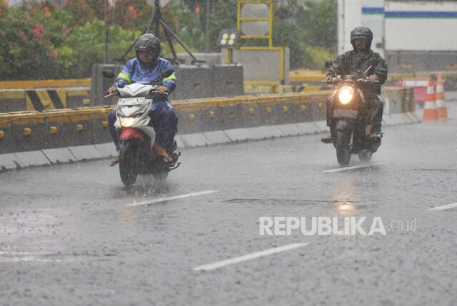 seorang pemotor saat cuaca hujan 