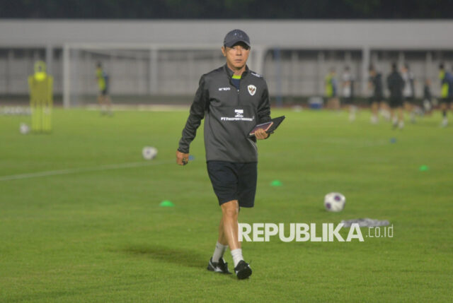 Sejumlah pesepak bola Timnas Indonesia mengikuti sesi latihan di Stadion Madya, Kompleks GBK, Jakarta, Selasa (12/11/2024). Latihan tersebut sebagai persiapan Timnas Indonesia jelang menghadapi Jepang pada putaran ketiga kualifikasi Piala Dunia 2026 zona Asia yang akan berlangsung pada Jumat (15/11/2024) di Stadion Utama Gelora Bung Karno. Latihan yang dipimpin langsung pelatih timnas Indonesia Shin Tae-yong tersebut diikuti oleh  27 pemain.