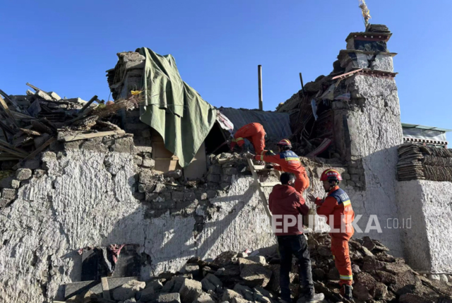 Dalam foto yang dirilis oleh Kantor Berita Xinhua ini, petugas penyelamat mencari korban selamat setelah gempa bumi di Kecamatan Changsuo, Dingri, Xigaze, Daerah Otonomi Tibet, China barat daya pada Selasa, 7 Januari 2025.