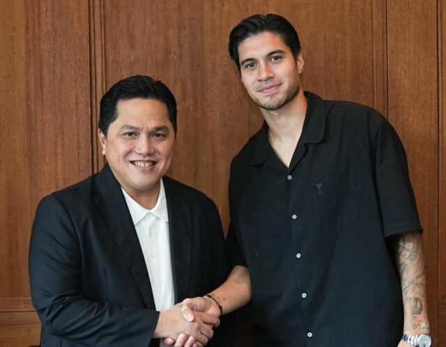 Ketua Umum PSSI Erick Thohir bersama pemain FC Copenhagen, Kevin Diks Bakarbessy.