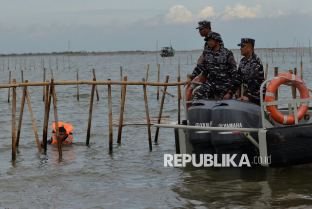 Personil TNI AL bersama warga membongkar pagar laut di Perairan Tanjung Pasir, Kabupaten Tangerang, Banten, Sabtu (18/1/2025). TNI Angkatan Laut bersama dengan nelayan membongkar pagar laut misterius sepanjang 30,16 km di Kabupaten Tangerang, secara manual. Pembongkaran pagar laut dipimpin langsung oleh Komandan Pangkalan Utama AL (Danlantamal) III Jakarta Brigadir Jenderal (Mar) Harry Indarto.