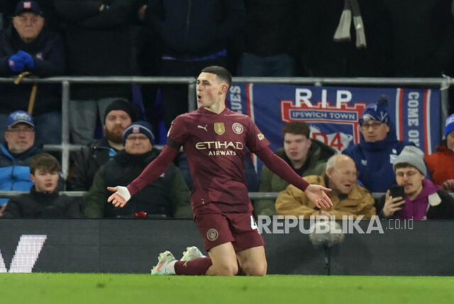 Gelandang serang Manchester City Phil Foden merayakan golnya ke gawang Ipswich Town di Liga Primer Inggris di Portman Road, Senin (20/1/2025) dini hari WIB.