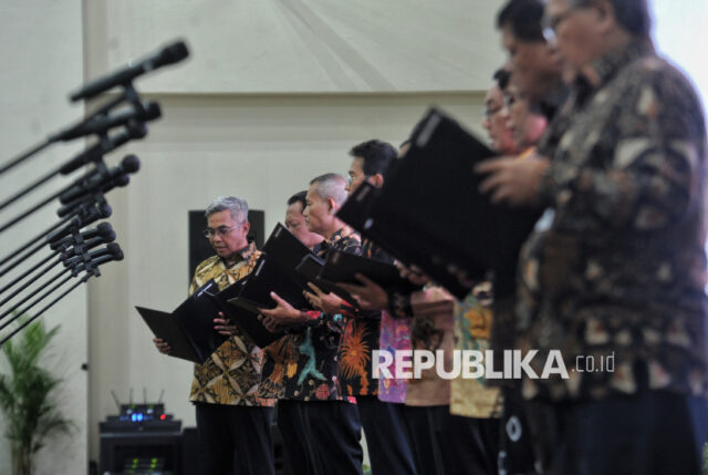 Ketua KPK Setyo Budiyanto (kiri) bersama jajaran wakil ketua dan Ketua Dewan Pengawas KPK Gusrizal serta jajaran wakil ketua dan anggota Dewas KPK membacakan fakta integritas saat serah terima jabatan pimpinan dan dewan pengawas KPK periode 2024-2029 di Gedung Merah Putih KPK, Jakarta, Jumat (20/12/2024). Sertijab tersebut dilakukan setelah jajaran pimpinan dan Dewan Pengawas KPK terlebih dahulu menjalani induksi yang menjadi nilai integritas pegangan sebelum menjabat.