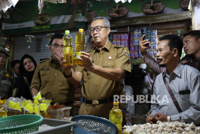 Pj Wali Kota Cirebon, Agus Mulyadi, melakukan sidak ke sejumlah pasar tradisional di Kota Cirebon menyusul beredarnya dugaan Minyakita palsu, Selasa (7/1/2025). 